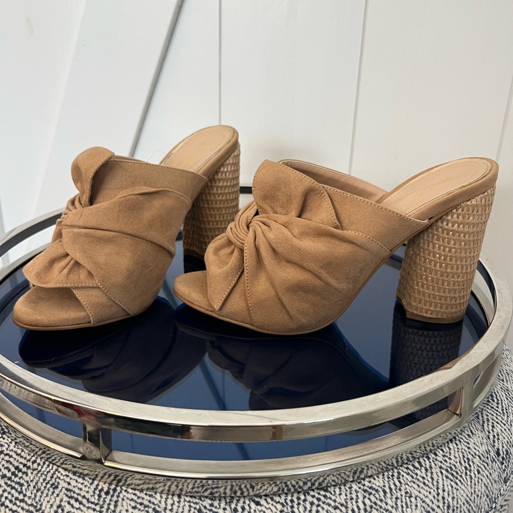 Elegant Michel Domit Tan Suede Women's Mules with Rattan heel. Size 5 🤎